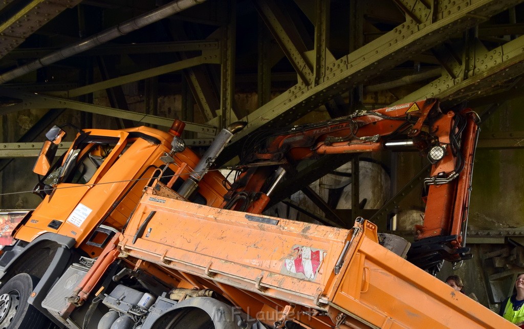 LKW blieb unter Bruecke haengen Koeln Deutz Deutz Muelheimerstr P039.JPG - Miklos Laubert